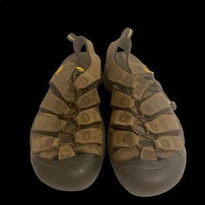 Woman’s Keens size 10